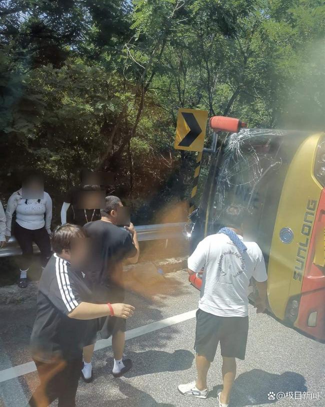 辽宁旅游大巴翻车 殡仪馆称接到遗体