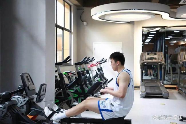 王俊杰成了亚洲杯上中国男篮的惊喜 全能锋线闪耀赛场