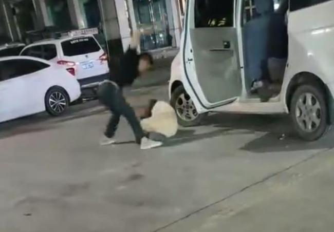 女孩遭父亲拳打脚踢推进车 妇联回应 已下达家暴告诫书