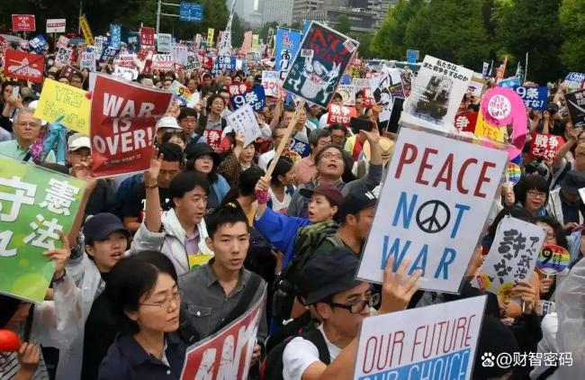 日本民众冒雨上街高喊口号：反对靖国神社！反对战争！