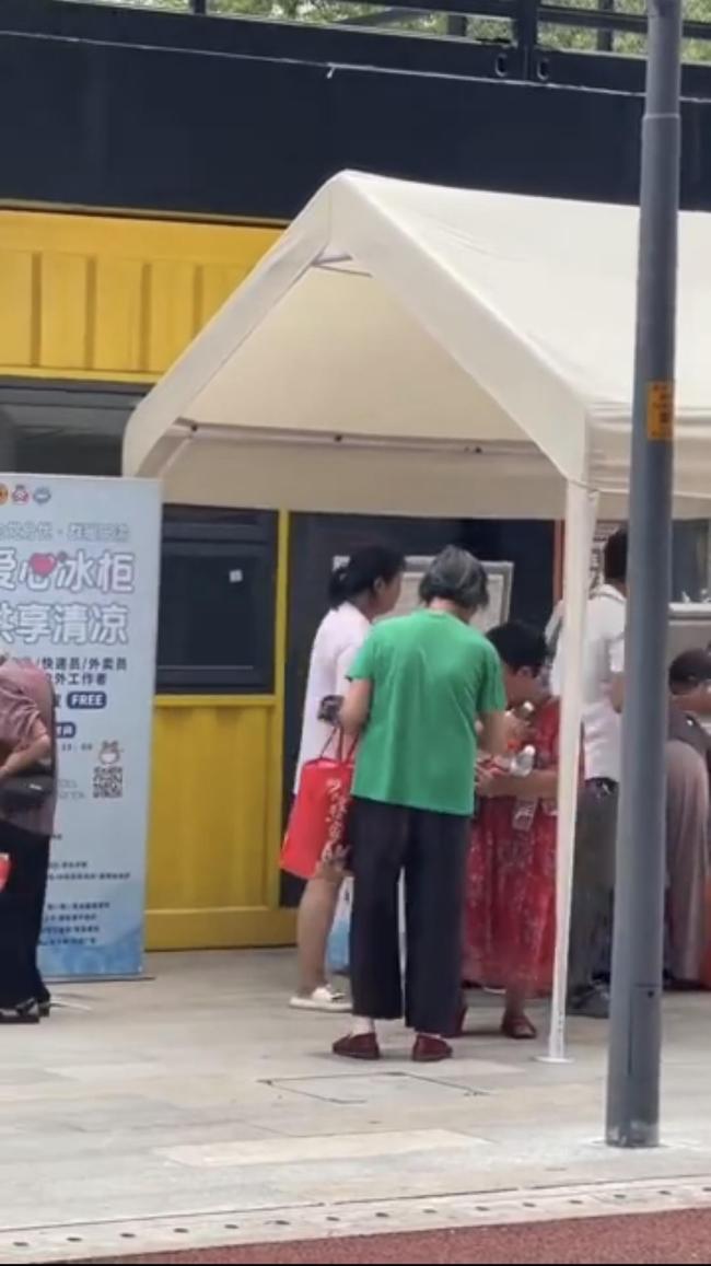 重庆一爱心冰柜遭哄抢 市民行为引关注