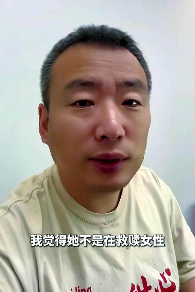 脫口秀演員王小利：不合群，也能活得自在 自嘲與生活態(tài)度的分享