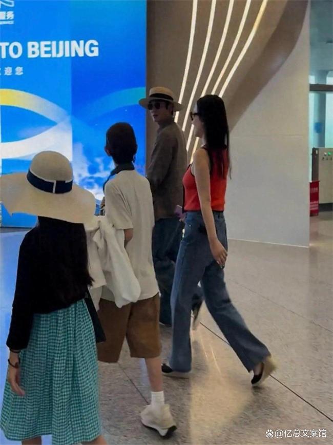 杜江霍思燕一家四口同框 行走的幸福教科书