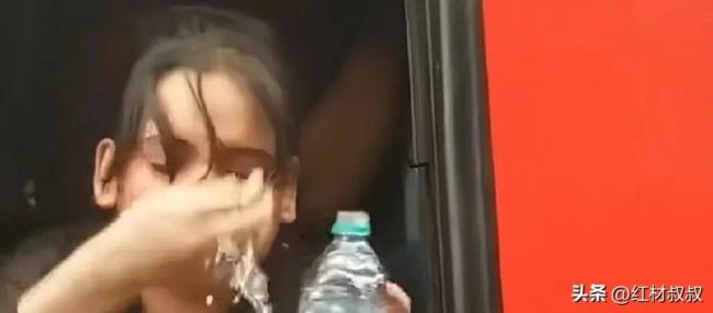印度女子火车上被挤到濒临窒息，甚至有人发出哄笑