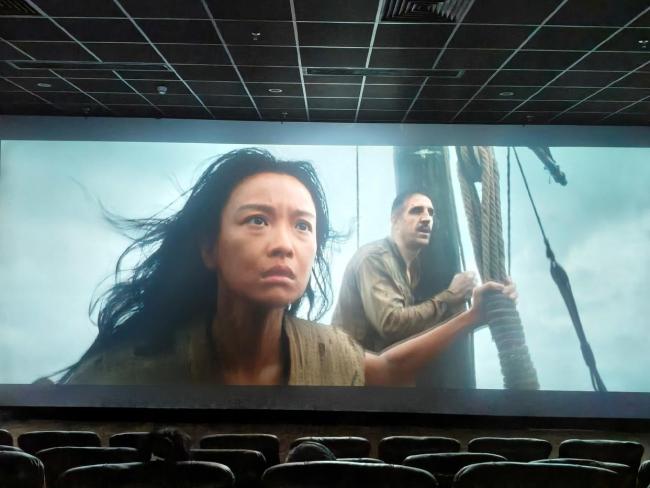 倪妮佝僂著的背影太真實了 無濾鏡下的真演員