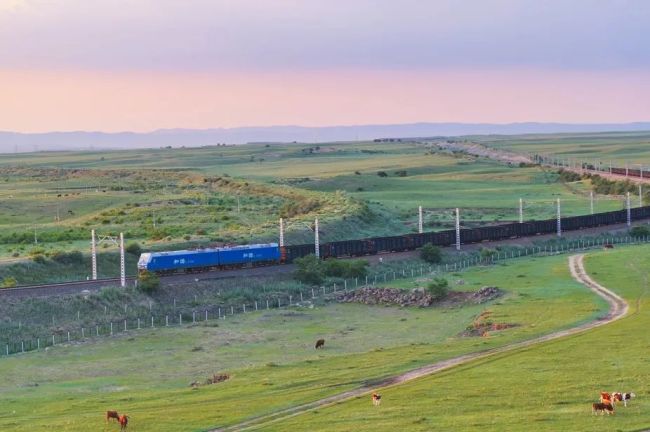 每一張都是壁紙！看火車行駛在草原“畫廊”