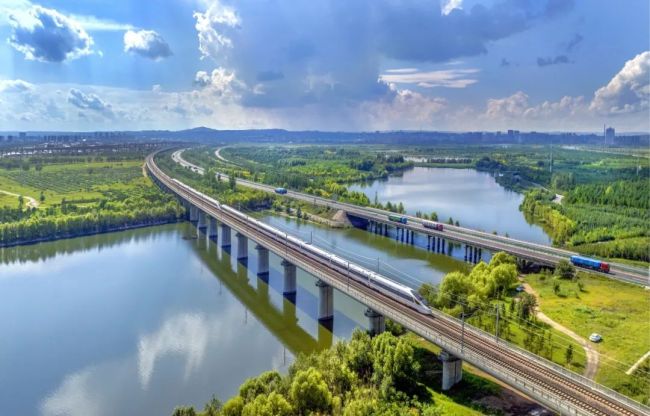 每一張都是壁紙！看火車行駛在草原“畫廊”