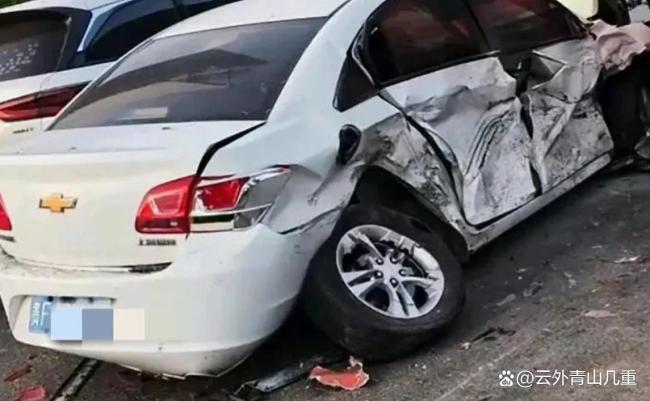 高速堵车女子下车查看遭货车撞击 应急车道非安全岛
