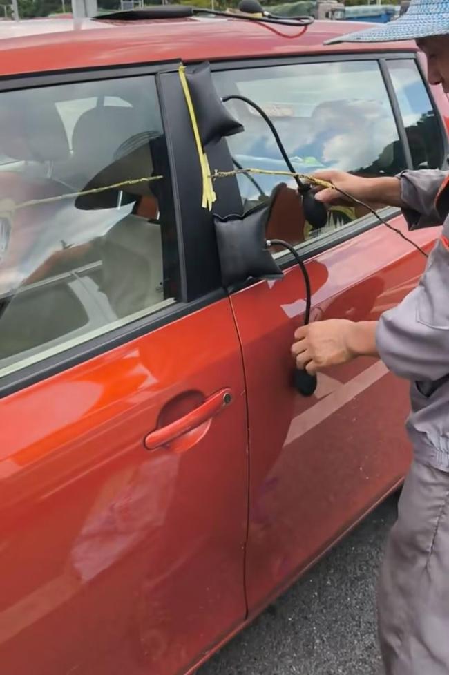 宠物狗按锁门键将车主关车外 狗狗顽皮锁车门