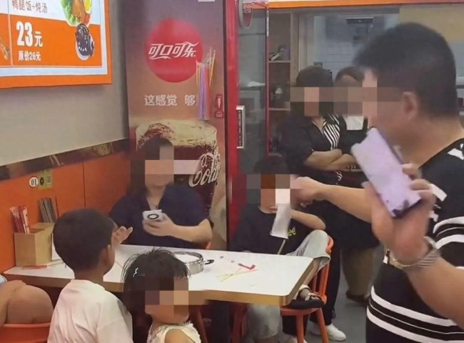女子带5孩续面老板不同意和解