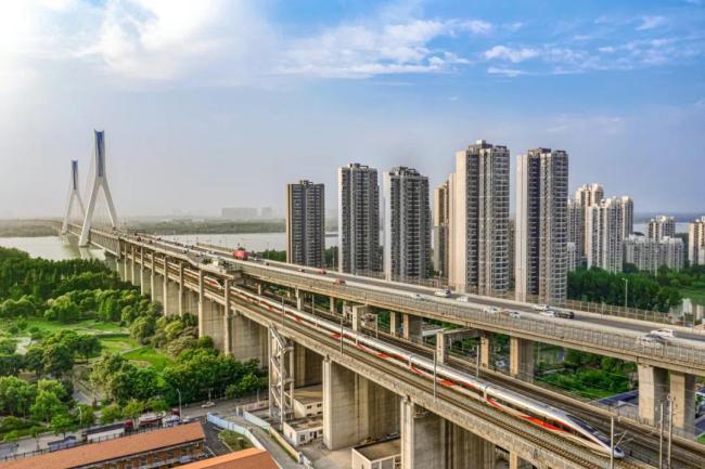 高鐵列車過長江，要用幾分鐘？