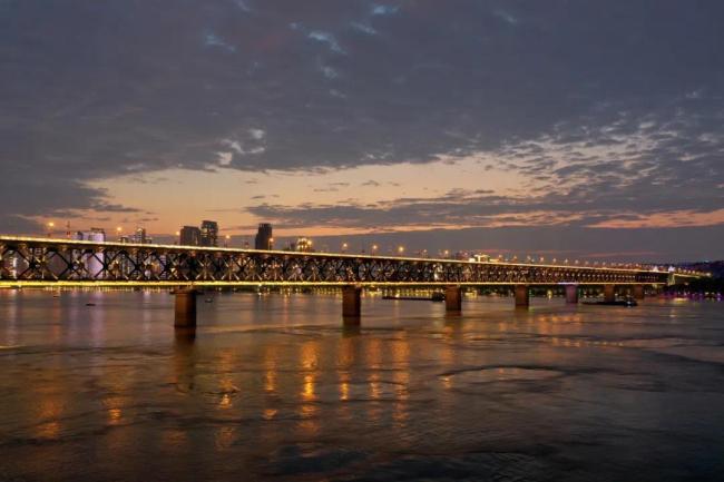 高鐵列車過長江，要用幾分鐘？