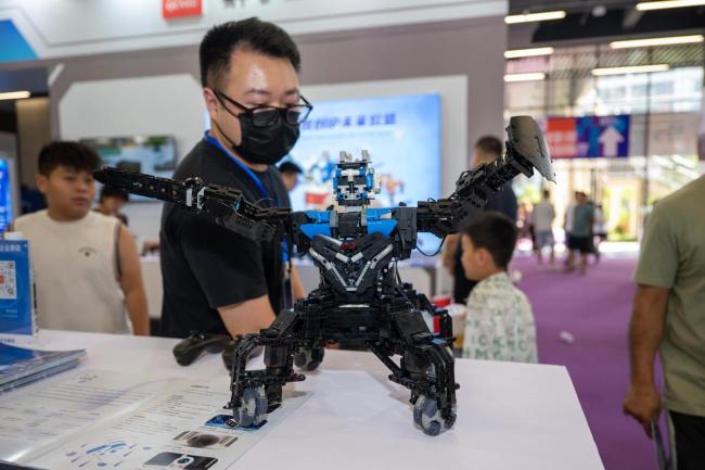 宇树<strong>机器人</strong>️百米障碍赛动作行云流水 钢铁武者惊艳全场