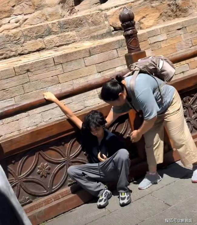 张纪中继子被亲儿子踢肚子痛到蹲地 家庭矛盾曝光引发热议