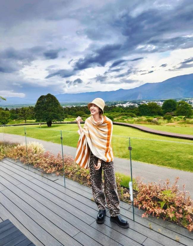 张若昀唐艺昕云南采菌子 甜蜜度假羡煞旁人