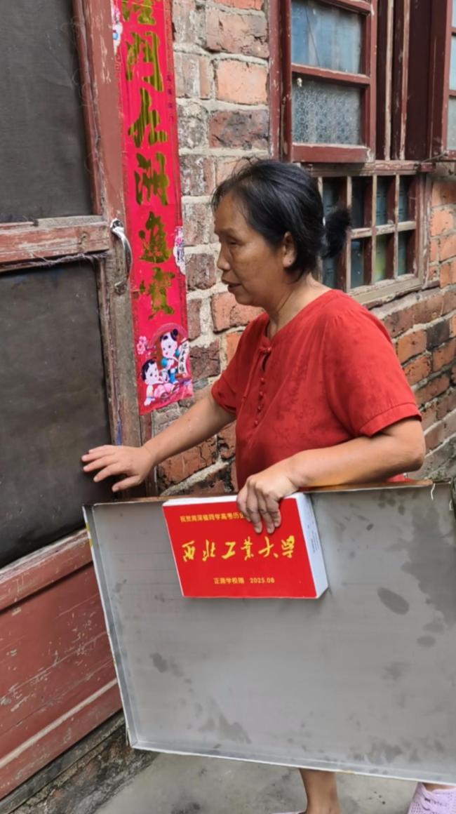 妈妈失明爸爸去世，被托举长大的他考上985！