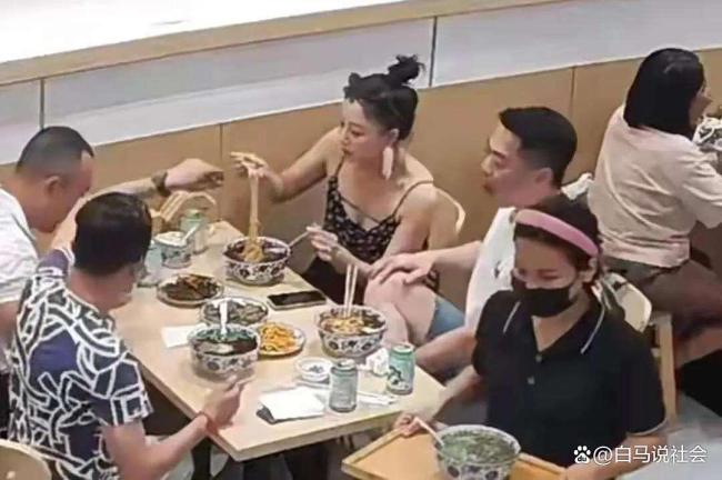 殷桃和男友及家人用餐 低調(diào)戀情曝光
