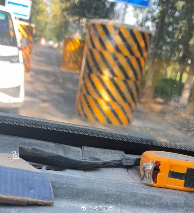 当地回应马路设5个水泥墩 限宽措施引争议