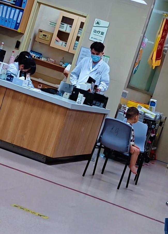 妈妈疑意外去世 男孩获多方救助