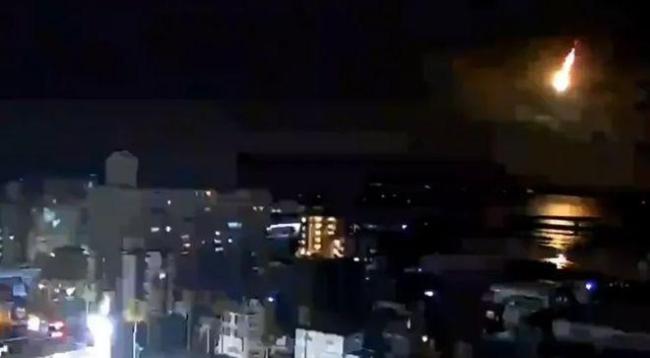 巨大火球飞越日本上空：明亮蓝光划破天空，照亮夜空引发关注