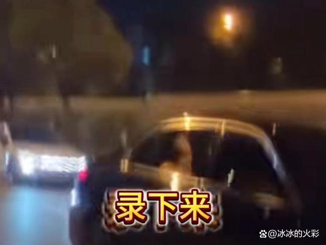 情侶偶遇鹿晗被提醒戴頭盔 偶像反向勸學(xué)交通安全