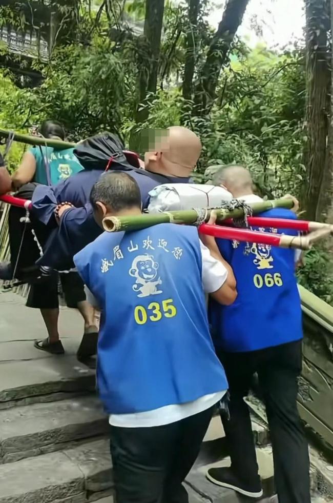 抬263斤游客上山轿夫：32年来最大单！