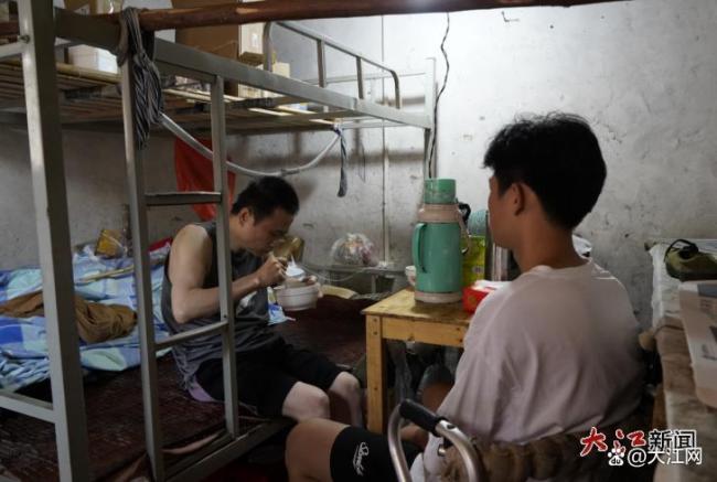 江西少年要带着爸爸上大学 孝心与梦想同行