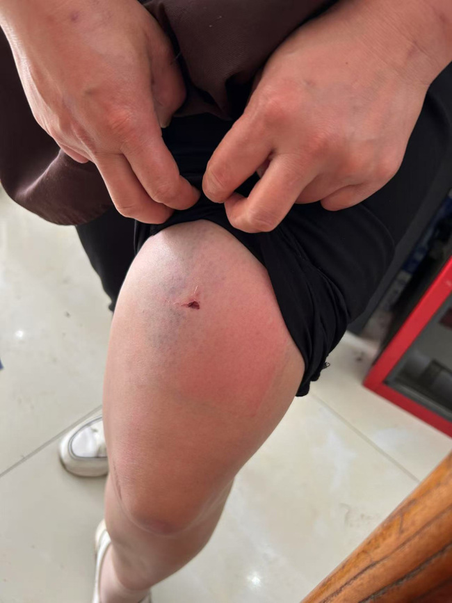 一个男人强迫妻子“使他被欺骗”并犯下暴力。