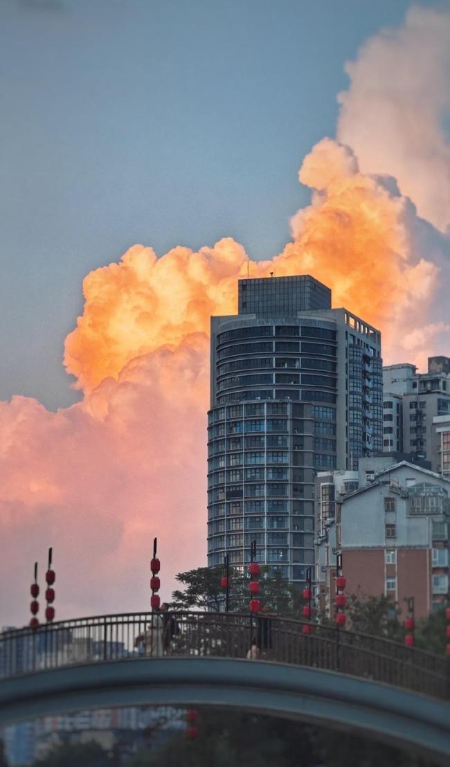 河南天空巨型“棉花糖”频现 蓝天白云成秋日美景