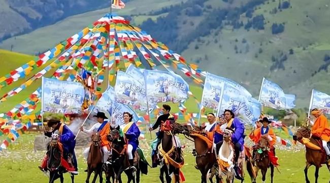 丁真被人打电话骂后回复：你满意了吗 面对谩骂，他选择种荷花