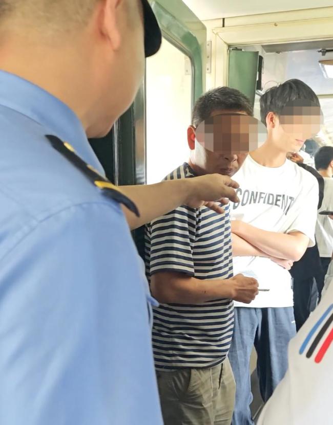 女子绿皮火车劝阻吸烟与他人发生冲突 车厢连接处成“最后死角”