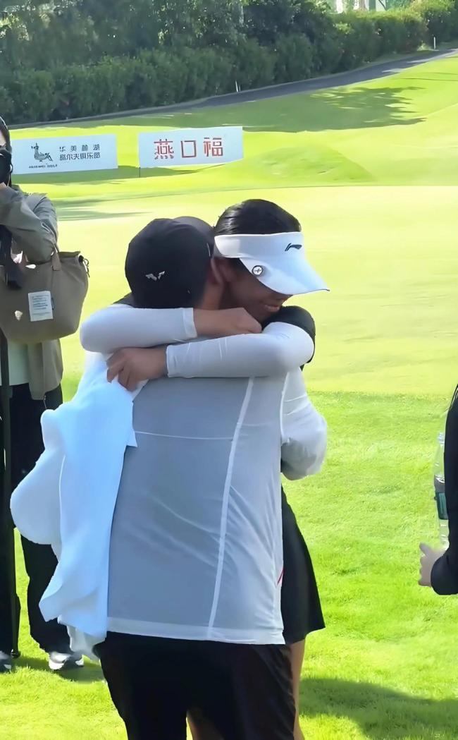 刘国梁15岁女儿夺得高尔夫职业赛首冠 创造历史新篇章