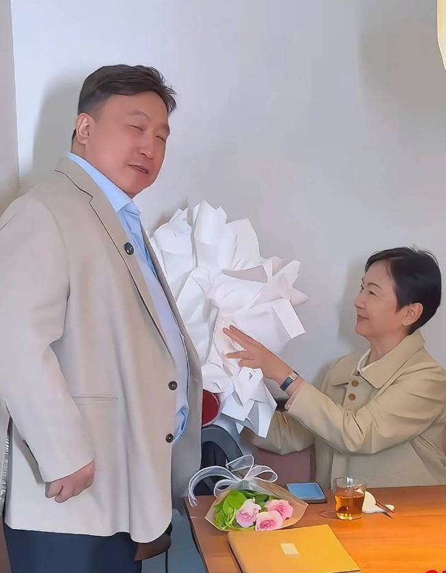 导演王晶给妻子庆生 低调夫人终获浪漫表白