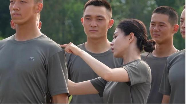 阅兵女教练说性别不是衡量能力的标尺 实力赢得尊重