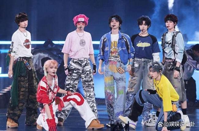 粉丝称被演唱会保安摸腿掀裙抄身 安检争议激励热议