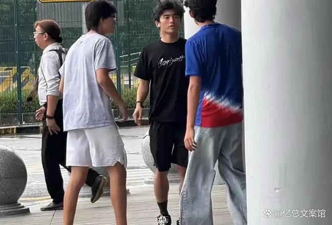 谢霆锋与18岁大女儿Lucas度假 父子情深引爆汇注