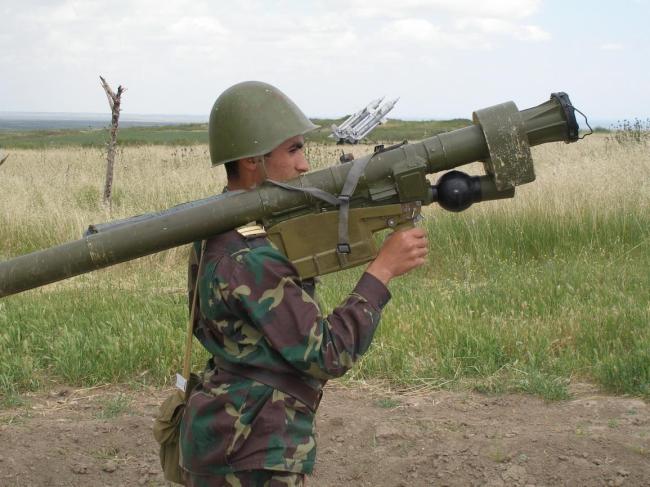 哥伦比亚总统下飞机防弹板全程遮挡 毒枭威胁下的高危出行