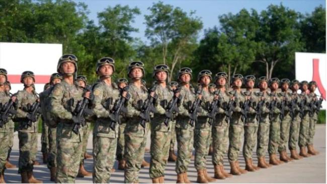 閱兵裝備方隊中唯一女教練員 鐵律鑄就榮耀