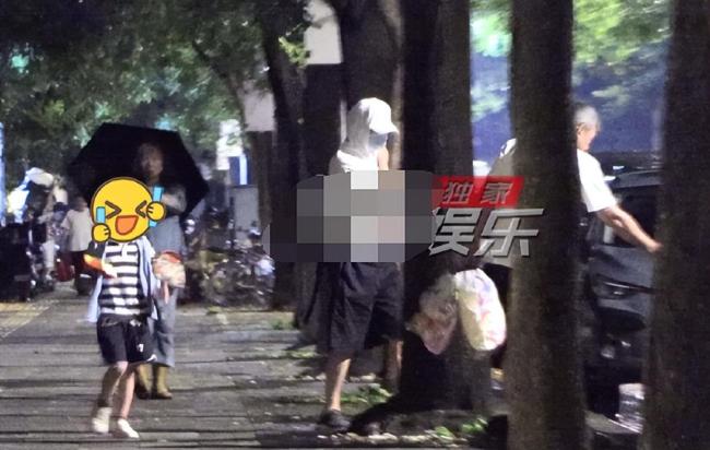 葛优自驾带儿子外出吃饭 温馨画面曝光