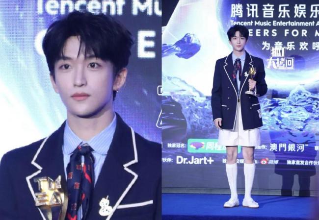 刘宇宁长靴比我腿长 音乐盛典造型抢镜