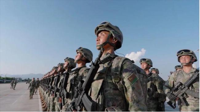 阅兵女教练说性别不是衡量能力的标尺 实力赢得尊重