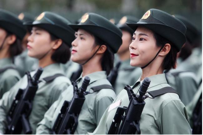 走近装备方队中唯一的“女教头” 铿锵玫瑰的阅兵梦
