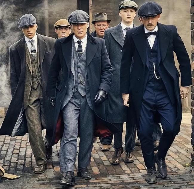 哥伦比亚总统下飞机防弹板全程遮挡 毒枭威胁下的高危出行