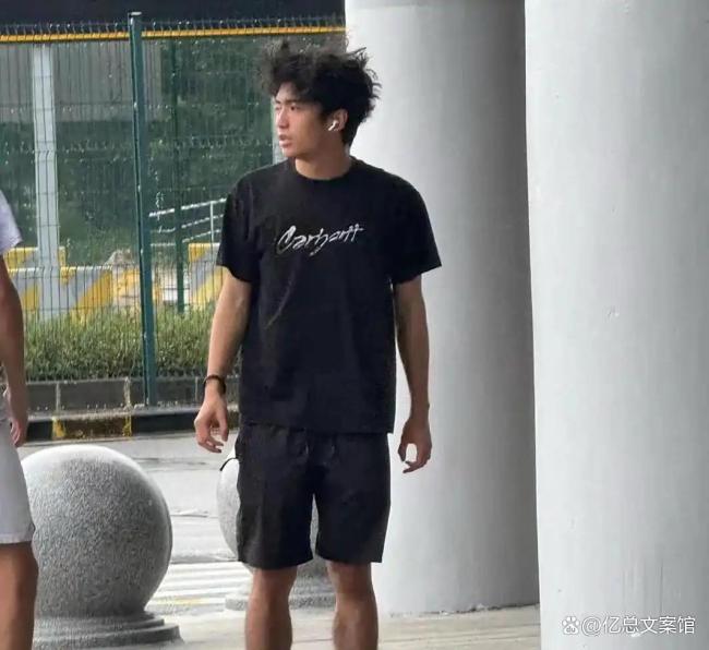 谢霆锋与18岁大女儿Lucas度假 父子情深引爆汇注