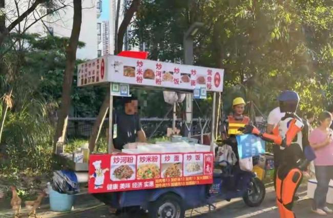 深圳机器人上街劝导乱摆卖 科技助力城市管理