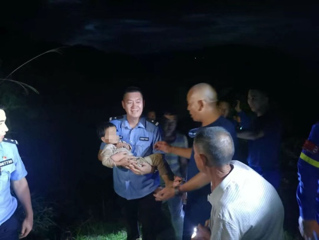 2岁女童失踪34小时后获救 警民合力搜救成功
