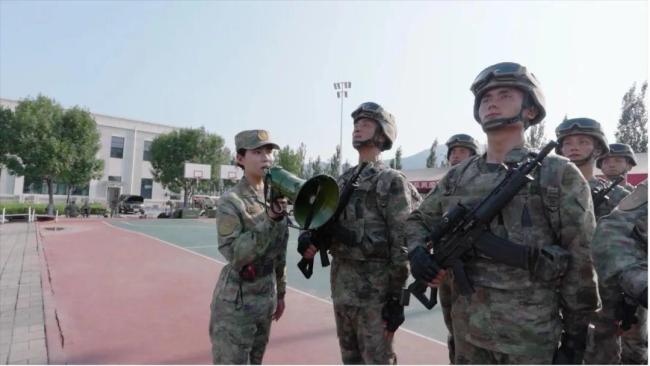 阅兵女教练说性别不是衡量能力的标尺 实力赢得尊重