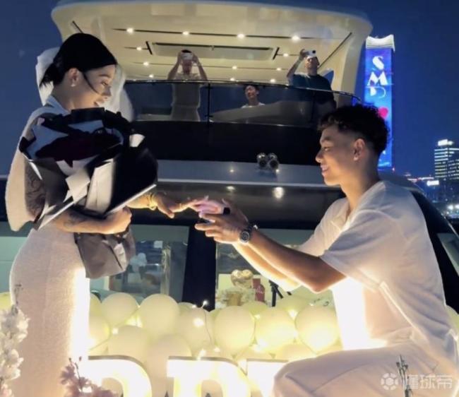 祝福！李添荣向女友求婚成功，六年爱情长跑结出最美果实