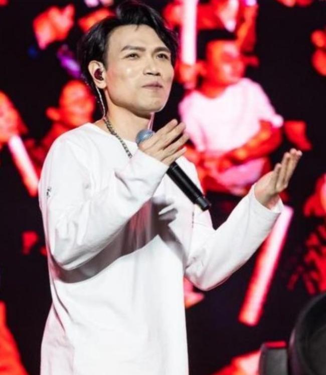 杨宗纬祈求老妈别看热搜 舞台意外牵动人心