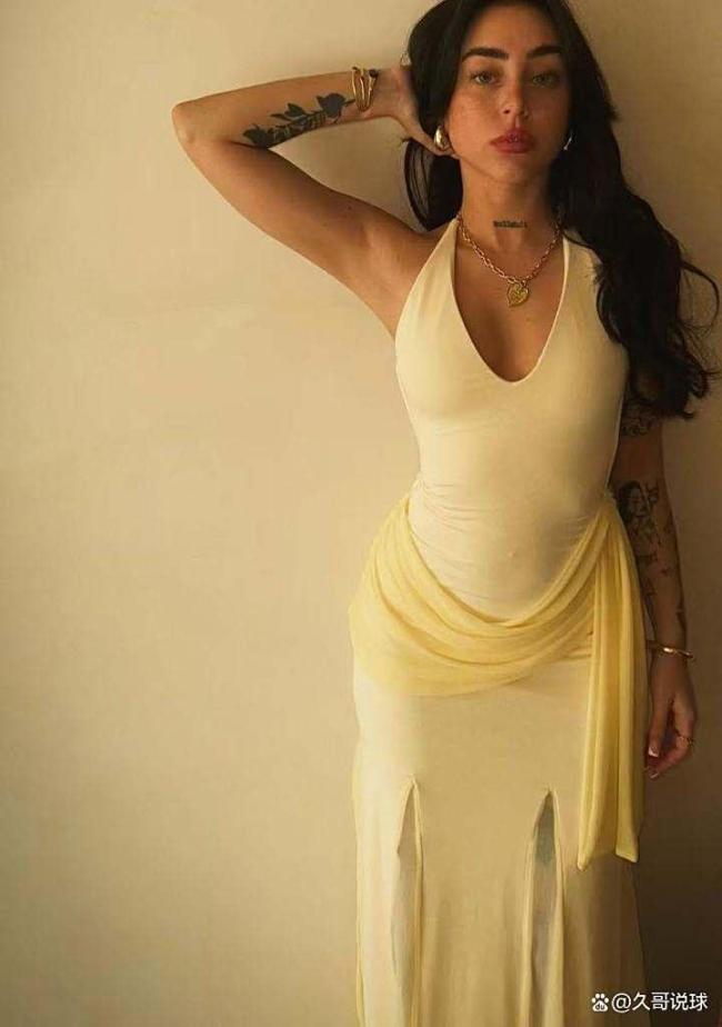 18岁亚马尔官宣恋情 与大7岁女友甜蜜公开